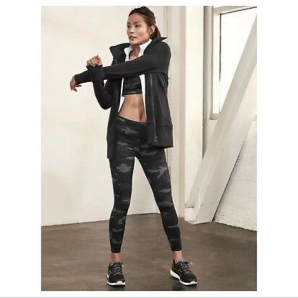 Athleta Camo Contender 7/8 Tight Leggings Camouflage Yoga Pants Black M - Picture 3 of 10